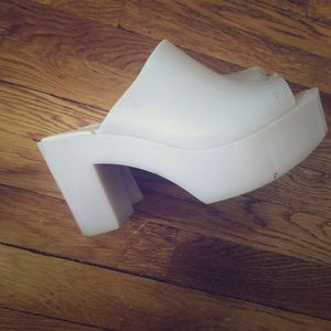 Glossy rubber chunky heel